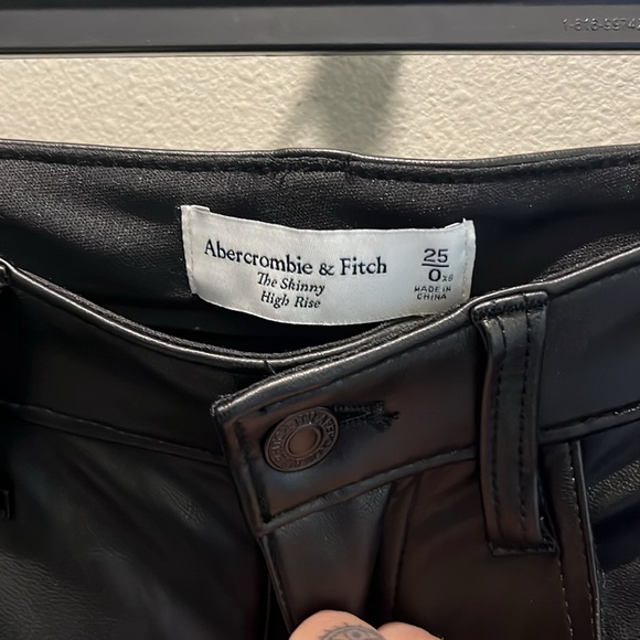 NWT Abercrombie Vegan Leather Skinny High Rise Pants - Picture 3 of 5
